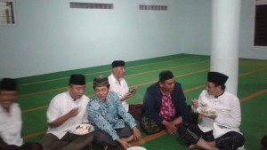 Wakil Wali Kota Malang, Bp. Sutiaji beserta Bp. Camat Blimbing dan Bp, Lurah di tengah-tengah jamaah Masjid Al-Kahfi Pandean 